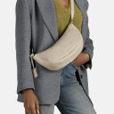 BURKELY Kožená crossbody kabelka Soft Skylar 1000844.85.12 svetlosivá na modelke
