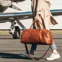 The Chesterfield Brand Kožená cestovná taška - weekender C20.000431 William koňak v ruke