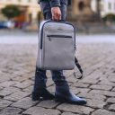 Castelijn & Beerens Elegantný kožený batoh na notebook Victor 409576 GS sivý v ruke