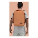 CabinZero Cestovný batoh do lietadla Classic 36L 172407 oranžový na mužskej postave