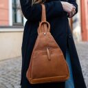 The Chesterfield Brand Dámsky kožený batôžtek Howard C58.070431 koňakový v ruke
