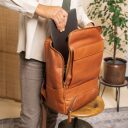 The Chesterfield Brand Kožený batoh na notebook Rich C58.015731 koňak v ruke