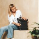 The Chesterfield Brand Rolovací kožený batoh na notebook Mazara C58.032300 čierny v ruke
