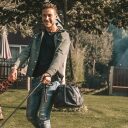The Chesterfield Brand Kožená cestovná taška Melbourne C20.004100 čierna s mužom na dovolenke