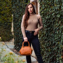 The Chesterfield Brand Dámska kožená kabelka doctor´s bag Chili v ruke