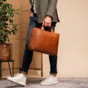 The Chesterfield Brand Kožená biznis taška Frazer C40.109431 koňaková v ruke