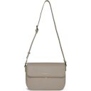 Bugatti Crossbody kabelka cez plece ALMATA M 49666354 pieskový ramenný popruh