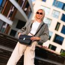 Bugatti Crossbody kabelka cez rameno Nela M 49384901 čierna na modelke