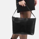 BURKELY dámska crossbody kabelka Fine Florence 1001701.34.10 čierna v ruke
