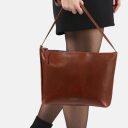 BURKELY dámska crossbody kabelka Fine Florence 1001701.34.23 hnedá v ruke
