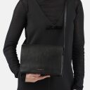 BURKELY dámska crossbody kabelka Fine Florence 1001703.34.10 čierna na modelke