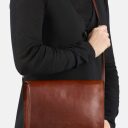 BURKELY dámska crossbody kabelka Fine Florence 1001703.34.23 hnedá na modelke