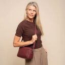The Chesterfield Brand Dámska kabelka na rameno Liora C48.142018 vínovo červená ako crossbody