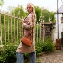 The Chesterfield Brand dámska kožená kabelka do ruky aj cez rameno Dalford C48.140931 koňaková na ramene
