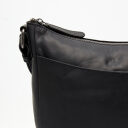 Dámska kožená crossbody kabelka / taška cez rameno The Chesterfield Brand Henderson čierna C48.130900 - detail vrecka na prednej strane