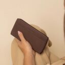 The Chesterfield Brand Dámska kožená peňaženka RFID Mirelle hnedá v ruke