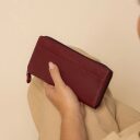 The Chesterfield Brand Dámska kožená peňaženka RFID Mirelle vínovo červená v ruke