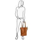 DANIEL RAY dámska kožená shopper kabelka Ulverstone DRL18.1593.31 koňaková na postave