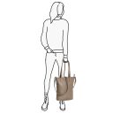 DANIEL RAY dámska kožená shopper kabelka Ulverstone DRL18.1593.39 svetlohnedá v ruke