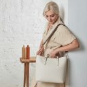 Bugatti Dámska shopper kabelka Ella L 493625S50 béžová na modelke