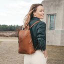 Kožený dámsky batoh do mesta The Chesterfield Brand Amanda koňak na chrbte modelka