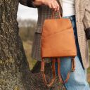 Dámsky kožený batoh do mesta The Chesterfield Brand Claire C58.023531 koňakový v ruke