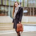 ESTELLE Kožený mestský batôžtek Mila koňakový v ruke