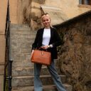 The Chesterfield Brand Doktorská kožená taška Shaun C48.111831 koňaková v ruke ženy