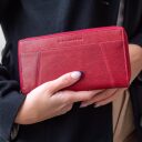 Chesterfield Brand Dámska kožená peňaženka Havana C08.043304 červená v ruke