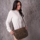 BULL&HUNT Kožená taška cez rameno TWENTY FIVE ANCHOR 25-0353 hnedá so ženou