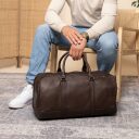 The Chesterfield Brand Kožená cestovná taška Melbourne C20.004101 hnedá v ruke