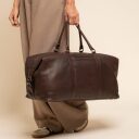 The Chesterfield Brand Kožená cestovná taška - weekender Amaris C20.006501 hnedá v ruke