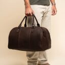 The Chesterfield Brand Kožená cestovná taška - weekender C20.007001 Liam II hnedá v ruke