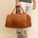 The Chesterfield Brand Kožená cestovná taška - weekender C20.007031 Liam II koňak v ruke