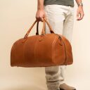 The Chesterfield Brand Kožená cestovná taška - weekender C20.007131 William II koňak v ruke