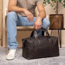The Chesterfield Brand Kožená cestovná taška - weekender Conor C20.004801 hnedá v ruke