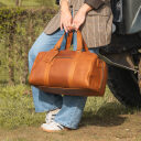 The Chesterfield Brand Kožená cestovná taška - weekender Volenza C20.006031 koňaková v ruke