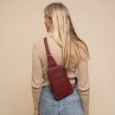 The Chesterfield Brand Kožená crossbody taška Isley C58.034718 vínovo červená na postave