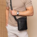 The Chesterfield Brand Kožená crossbody taška na doklady Laveno C48.138600 čierna na postave