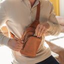 The Chesterfield Brand Kožená crossbody taška Riga C58.028431 koňaková v ruke