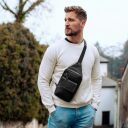 The Chesterfield Brand kožená crossbody taška Turella C58.071400 čierna na postave