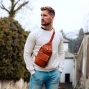 The Chesterfield Brand kožená crossbody taška Turella C58.071431 koňaková na postave