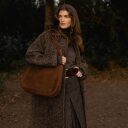 BURKELY kožená hobo kabelka Sierra 1002103.25.24 koňaková s modelkou