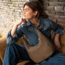 BURKELY kožená kabelka cez rameno Soft Skylar 1000865.85.25 svetlohnedá s modelkou