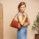 The Chesterfield Brand kožená kabelka do ruky aj cez rameno Skara C48.140231 koňaková na modelke