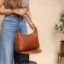 The Chesterfield Brand kožená kabelka do ruky aj cez rameno Skara C48.140231 koňaková v ruke