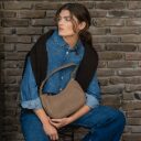 BURKELY kožená kabelka do ruky i cez rameno Soft Skylar 1000866.85.25 svetlo hnedá s modelkou