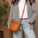 The Chesterfield Brand Kožená kabelka do ruky aj cez rameno Zarita C48.142231 koňaková ako crossbody