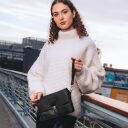 Dámska kožená kabelka do ruky aj na rameno The Chesterfield Brand Lucca C48.127000 čierna v ruke
