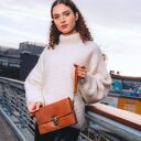 dámska kožená kabelka so zámkom chesterfield brand lucca koňaková v ruke